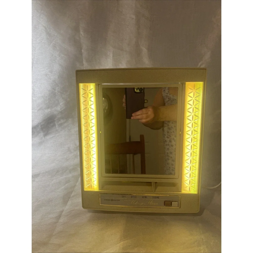 Vintage General Electric Lighted MakeUp Mirror Model B21M-1 — Tested WORKS